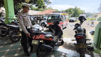 Motor Tertabrak Tronton di Cirebon, Ayah dan Anak Tewas