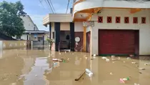 Lurah Petir Ungkap Biang Kerok Banjir Cipondoh Belum Surut