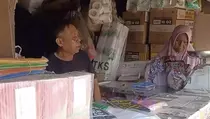 Kenaikan Harga Plastik Bikin Omzet Pedagang Turun 50 Persen