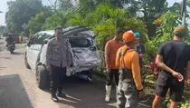 Minibus Tertabrak KA Majapahit di Blitar, 2 Orang Terluka