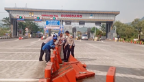 Jalan Tol Cisumdawu Retak 80 Meter, Contraflow Diberlakukan 4 Bulan