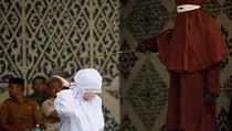Terbukti Berzina, Pasangan Kekasih Dicambuk 100 Kali di Banda Aceh