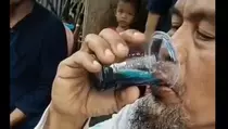 Viral Sejumlah Orang Minum Oli di Makassar, MUI: Hukumnya Haram!