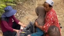 Terjebak Jalan Rusak, Ibu di Mamuju Melahirkan di Tengah Hutan
