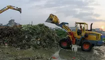 Penanganan Tumpukan Sampah di Pasar Induk Kramat Jati