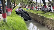 Sopir Mengantuk, Mobil Keluarga Nyungsep ke Kali di Mustikajaya Bekasi