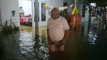 Pilih Tidur di Kursi Kayu, Mulyono Bertahan dari Genangan Banjir Demak