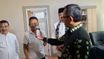 Pastikan WFH Berjalan, Wamendagri Cek ASN Bekasi via Video Call