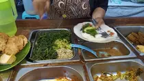 Lezatnya Pecel Legendaris Mbok Bari di Balik Ramainya Makam Bung Karno