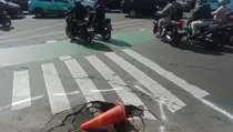 Awas! Jalan Amblas di Dewi Sartika Jaktim Picu Kecelakaan