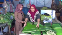Harga Plastik Melonjak, Penjual Daun Pisang Mulai Diserbu Pembeli