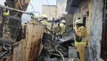 60 Petugas Damkar Padamkan Kebakaran 2 Rumah Warga di Cakung