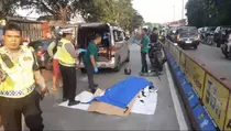 Pemotor Tewas Terlindas Bus Berlian Jaya di Tanjakan Flyover Pesing
