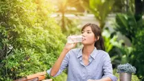 Perlukah Minum Air Lebih Banyak Saat Cuaca Panas Ekstrem?
