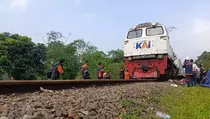 Jalur KA Cipatat-Sukabumi Kembali Normal Seusai Tertimbun Longsor