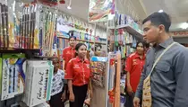 Kunker ke Timika, Gibran Ajak Anak Panti Belanja Kebutuhan Sekolah