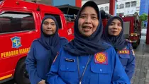Kartini Damkar Masa Kini Berjibaku dengan Api dan Evakuasi Binatang