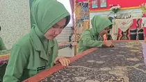 Istri Prajurit TNI di Lampung Gaungkan Kartini lewat Tapis