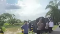 Supir Main HP, Bus Pengantar Jemaah Haji di OKU Timur Terbalik