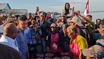 Kunjungi Sorong, Wapres Gibran Borong Sayur dan Ikan di Pasar Klademak