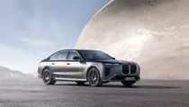 Serasa Bioskop! BMW Seri 7 Terbaru Bawa Layar Teater ke Kabin Belakang