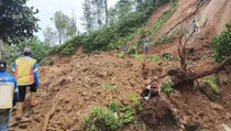 Tebing 70 Meter Longsor Lumpuhkan Jalan Utama Garut