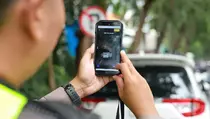 Satlantas Gresik Terapkan ETLE Handheld, Tilang Kini Hanya Direkam HP