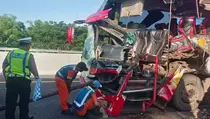 Bus Tabrak Truk di Tol Gempas, 12 Luka dan 1 Penumpang Kritis