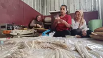 Pedagang Tahu Bulat Terjepit Harga Plastik yang Naik Dadakan