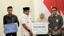 Rano Karno Serahkan Santunan untuk Keluarga Korban KRL