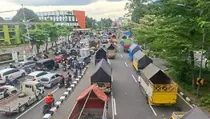 Protes Barcode BBM, Sopir Truk Blokade Jalan di Surabaya