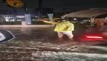 Lalu Lintas Lumpuh akibat Banjir di Depan DTC Depok