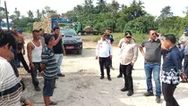 Truk Bertonase Besar Lewati Jalan Desa, Wabup Asahan Emosi
