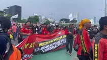 Cuaca Mendung Tidak Bikin Gentar Aksi Buruh di Gedung DPR