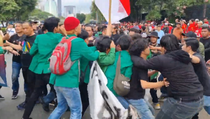 Mahasiswa Bentrok dengan Polisi Saat Demo May Day di Depan Gedung DPR