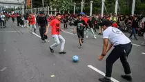 Massa Demo May Day Sulap Jalan Depan DPR Jadi Lapangan Bola Dadakan