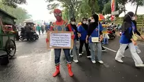 Spiderman Ramaikan Aksi May Day Surabaya, Buruh Terhibur