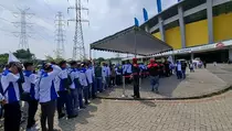 May Day di Gresik Terbelah, Buruh Berpesta dan Turun ke Jalan