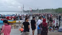 Pantai Pangandaran Ramai Wisatawan pada Libur Panjang