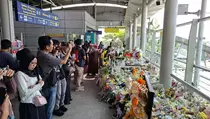 Banjir Bunga Duka di Bekasi Timur, Luka Tragedi KRL Masih Terasa