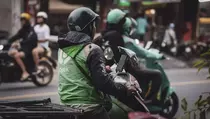 Awas Meledak! 8 Tips Gunakan HP Saat Panas Ekstrem Buat Ojol dan Kurir