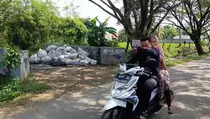 Puluhan Karung Limbah Jeroan Ayam Dibuang Sembarangan di Cianjur