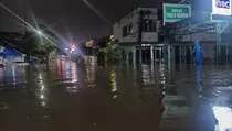 Jalan Ceger Raya Tangsel Tenggelam, Warga Terjebak Banjir