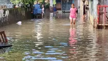 Banjir Rendam Kedoya Selatan, Puluhan Warga Dievakuasi