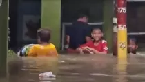 Banjir Rendam Kebon Pala, Warga Beraktivitas di Tengah Genangan