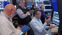 Wall Street Melemah di Tengah Fluktuasi Harga Minyak