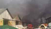 Gudang Limbah Pamper di Karawang Terbakar, Damkar Sulit Jinakkan Api