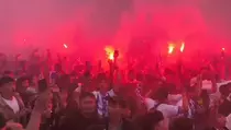 Ribuan Bobotoh Nyalakan Flare Rayakan Kemenangan Persib atas Persija