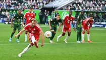 Terpeleset, Kane Gagal Cetak 25 Gol Penalti Beruntun pada Bundesliga