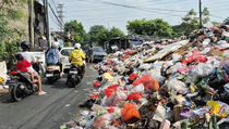 Tumpukan Sampah di Tanah Abang Buat Jalan Licin dan Picu Kecelakaan